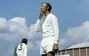 سیگار کشیدن وسط زمین فوتبال!/عکس