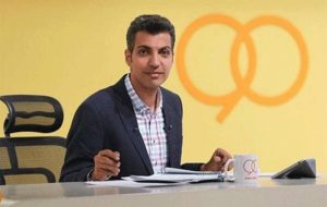 قاب متفاوت از عادل فردوسی‌پور در زمین فوتبال/عکس