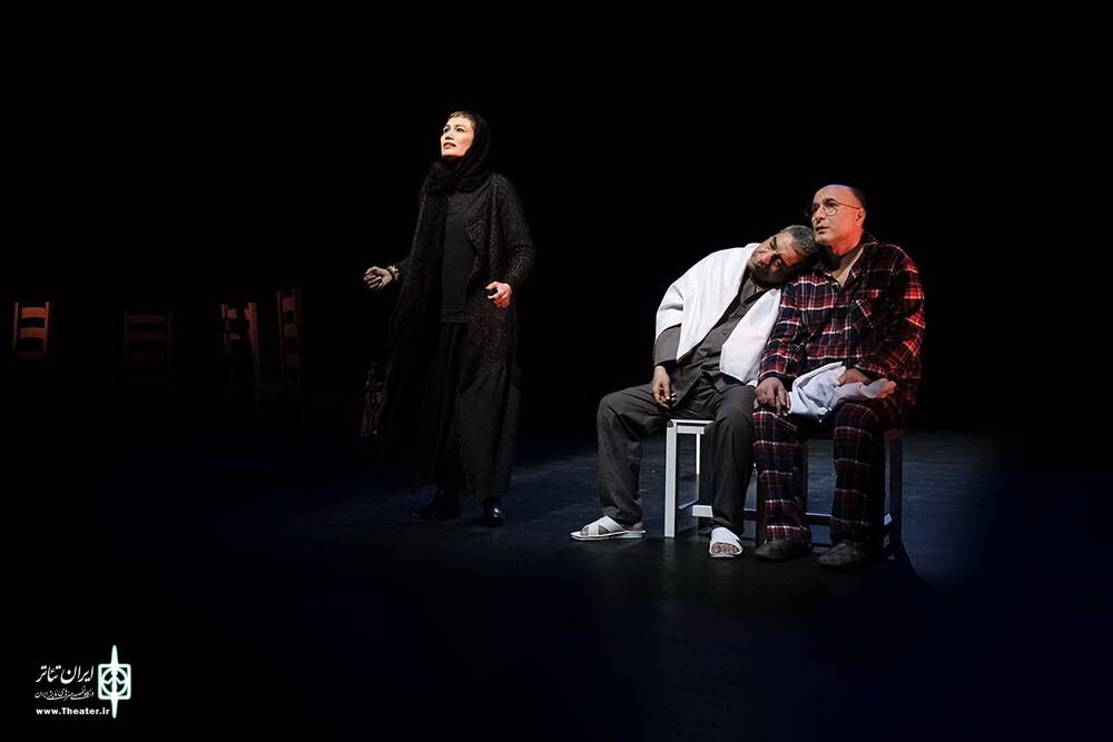 بازیگر «کاناپه» کیانوش عیاری در فرودگاه، پرواز شماره ۷۰۷/ عکس 