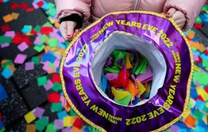 برخی از آمریکایی ها محتاط، بسیاری خسته، آماده می شوند تا در سال نو زنگ بزنند برخی از آمریکایی ها محتاط، بسیاری خسته، آماده می شوند تا در سال نو زنگ بزنند