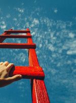 تصمیم‌گیری های سخت را با «قانون نردبان» ۵ دقیقه‌ای ساده کنید