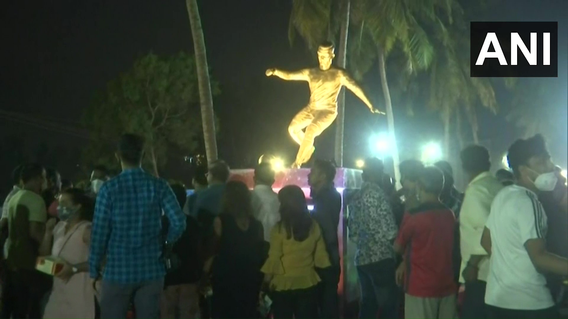 تظاهرات علیه مجسمه طلایی کریس رونالدو!/عکس