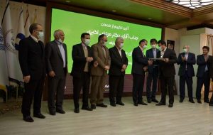 تقدیر از خدمات ۵ساله مرتضی اکبری در بانک قرض‌الحسنه مهر ایران