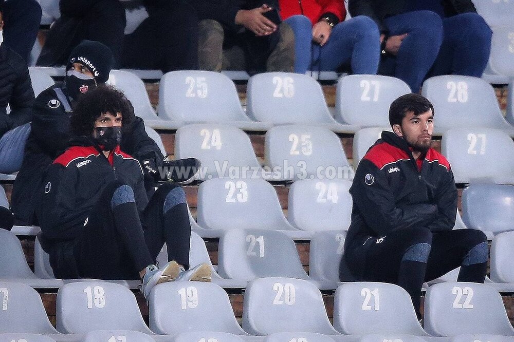 توریست‌های ساکن اوین با کیت پرسپولیس!/عکس