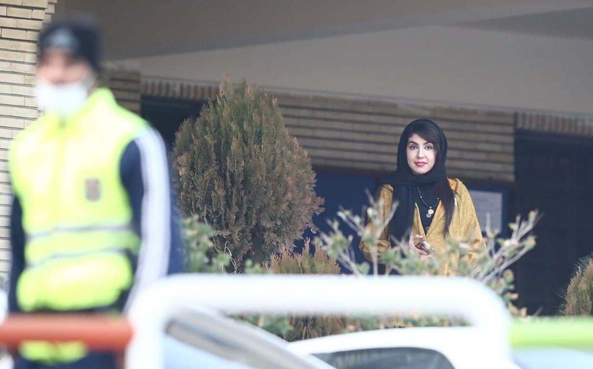 دختری که بازی استقلال را از نزدیک دید/عکس