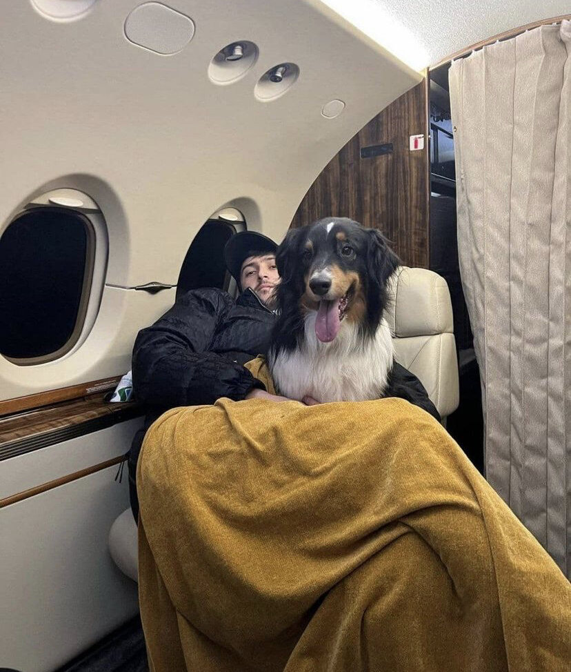 سردار آزمون و سگش در پرواز اختصاصی/عکس