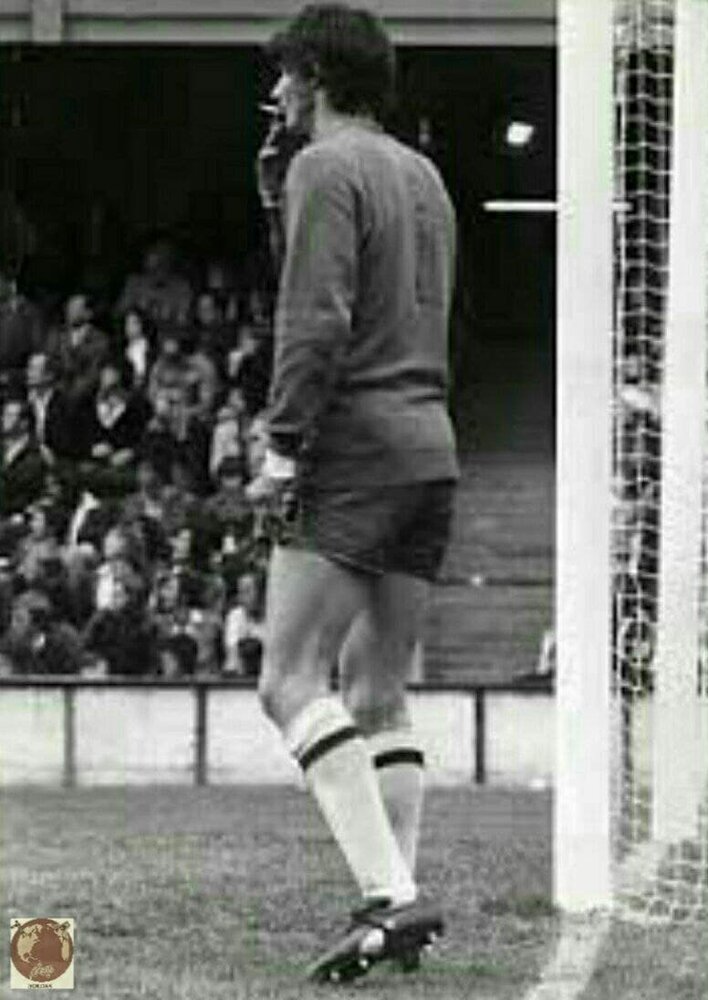 سیگار کشیدن وسط زمین فوتبال!/عکس