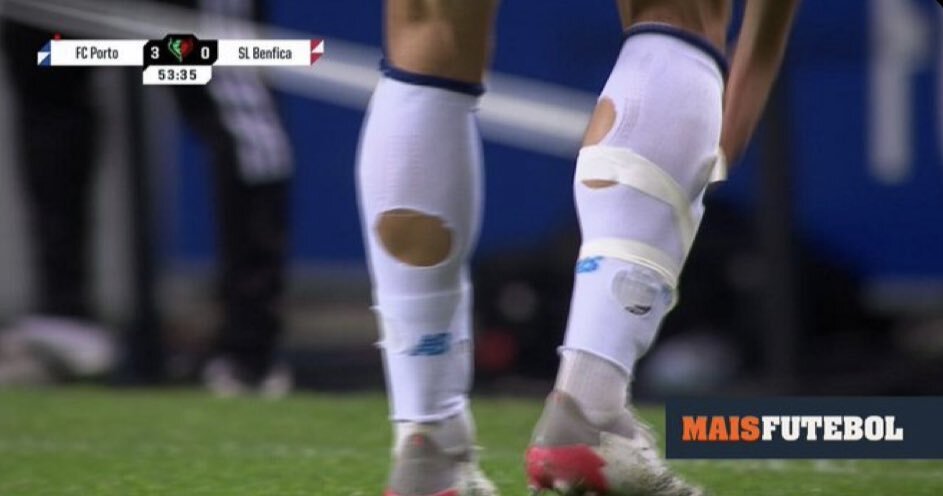 عکس | جوراب های سوراخ بی اثر ، پیشنهاد جادوگر به طارمی برای شکستن طلسم بود ؟