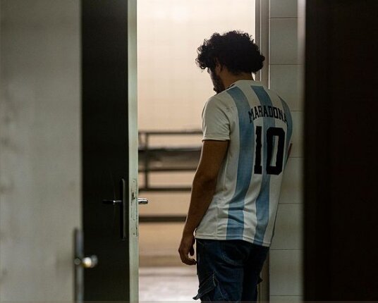 عکس | سینا مهراد با لباس مارادونا در «شادروان»