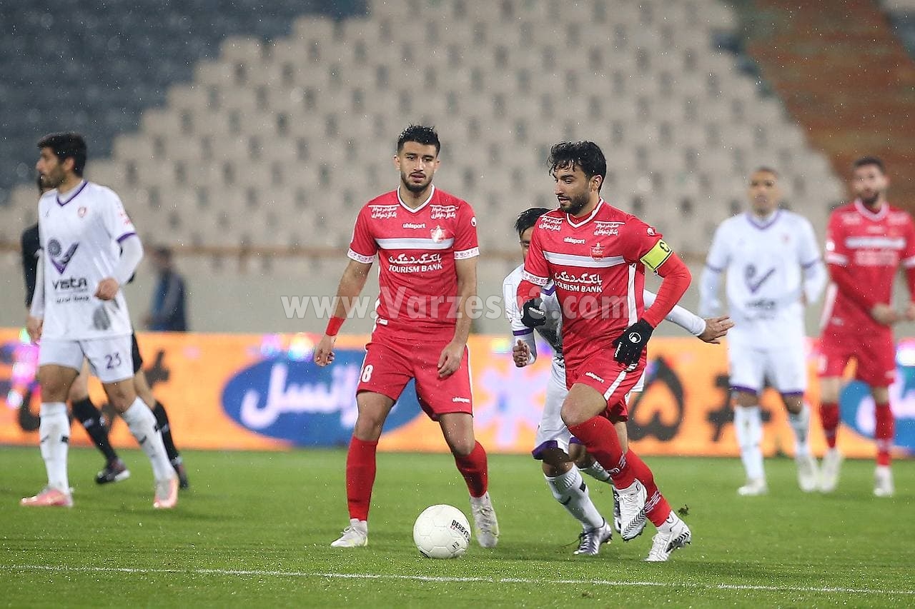 فوتبال سرتان نمی‌شود که این حرف‌ها را می‌زنید!