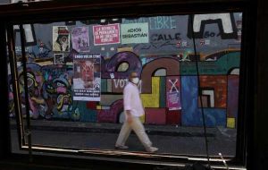 مردم شیلی شروع به رای دادن در انتخابات ریاست جمهوری دو قطبی کردند مردم شیلی شروع به رای دادن در انتخابات ریاست جمهوری دو قطبی کردند