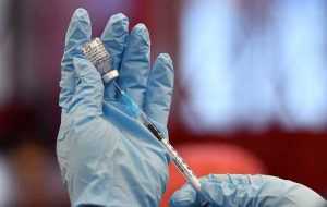 نیوزیلند مرگ یک مرد 26 ساله را به واکسن کووید-19 فایزر مرتبط دانست. نیوزیلند مرگ یک مرد 26 ساله را به واکسن کووید-19 فایزر مرتبط دانست.