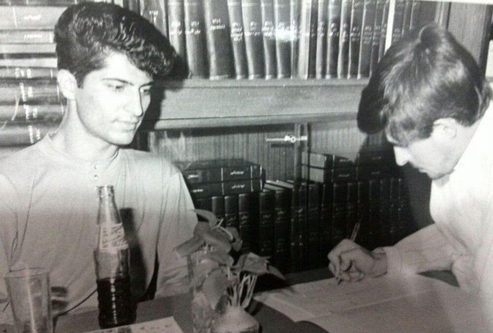 پذیرایی با نوشابه از مهرداد میناوند در حال مصاحبه/عکس