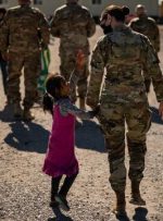 ۱۴۵۰ کودک افغان بدون والدین در آمریکا/از اشک کودک هشت‌ساله تا نوجوان هفده ساله که بالشش را در آغوش می‌گیرد