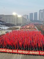 تجمع هزاران نفری کره شمالی‌ها در حمایت از توسعه ارتش/عکس