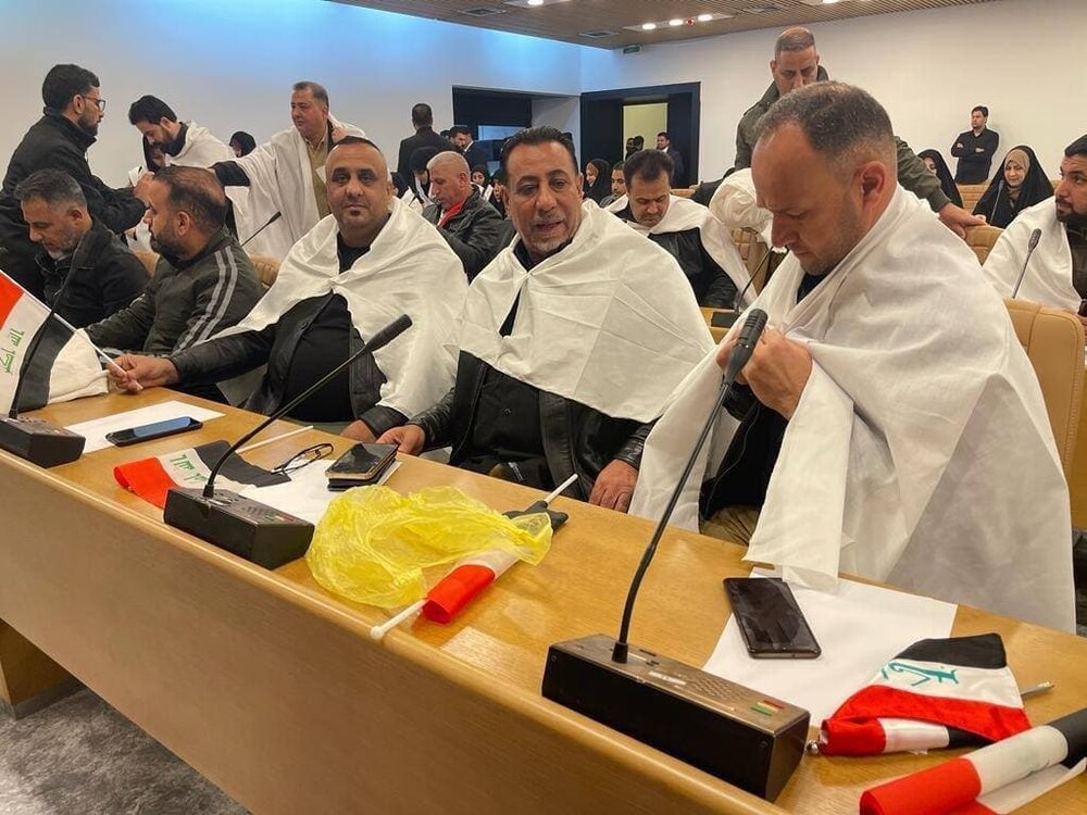 اولین جلسه پارلمان عراق؛صدری‌ها با پوشیدن کفن و توک‌توک وارد شدند!/شبه نظامیان وابسته به صدر در آماده‌باش/عکس
