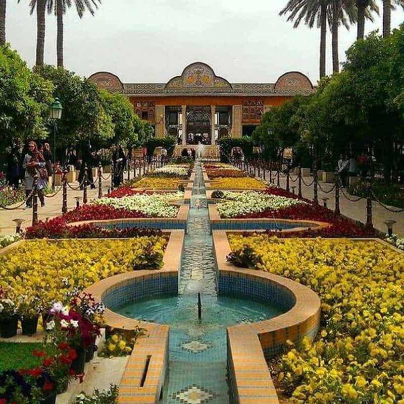 عمارت باغ ارم شیراز و بوستان پر گل مقابل آن در بهار