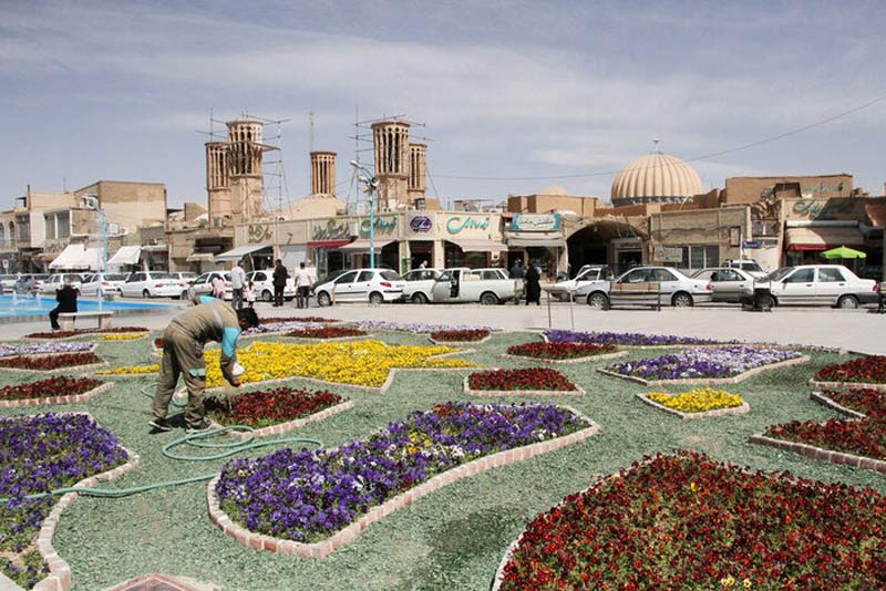 میدان امیر چخماق یزد در بهار پوشیده از گل های رنگارنگ