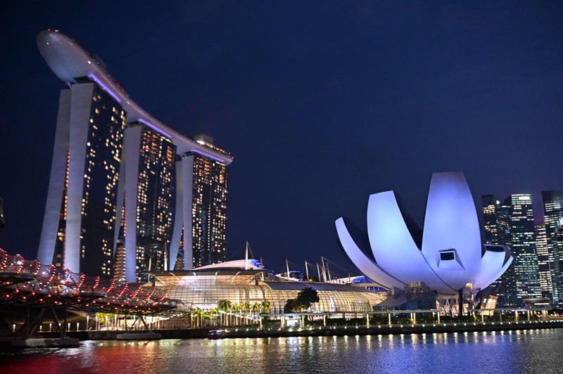 نمایی از هتل اسکای فلای سنگاپور با نورپردازی شب از پایین