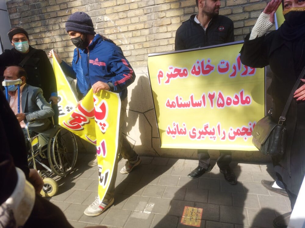 تجمع بیماران دیالیزی و کلیوی مقابل وزارت کشور/ رئیس سمن‌های وزارت کشور برای پیگیری خواسته‌های بیماران قول مساعد داد
