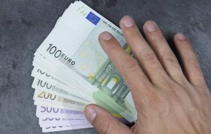 یورو/دلار در حوالی بالاترین سطح دو هفته ای 1.0700 تلاش می کند و تا 1.0650 سقوط می کند.