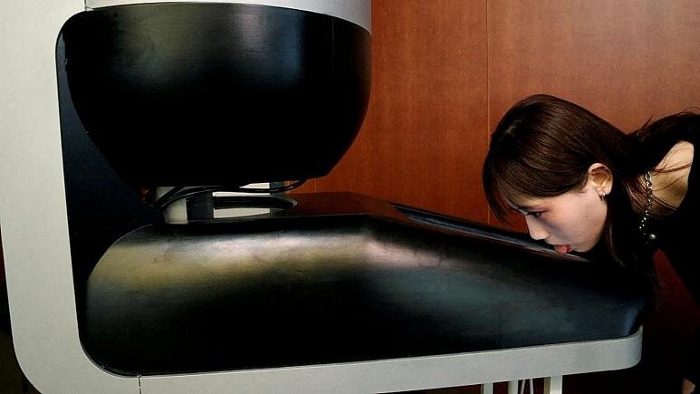 اختراع عجیب ژاپنی‌ها برای چشیدن طعم غذاهای تلویزیون 