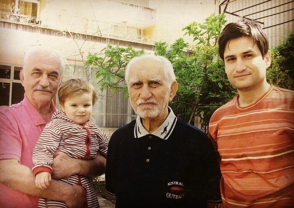 بازیگر سریال «خط قرمز» به سوگ پدر نشست/ عکس  