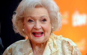 بتی وایت، بازیگری که در دهه 90 سالگی خود مشغول به کار بود، درست در آستانه تولد 100 سالگی خود درگذشت.