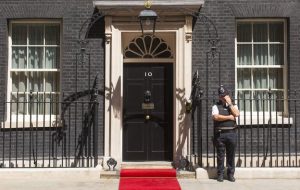 بوریس جانسون تحت فشار برای استعفا، پوند محدود شد