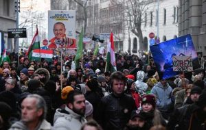 تجمع راست افراطی ضد واکسن صدها نفر را در مجارستان به خود جلب کرد تجمع راست افراطی ضد واکسن صدها نفر را در مجارستان به خود جلب کرد