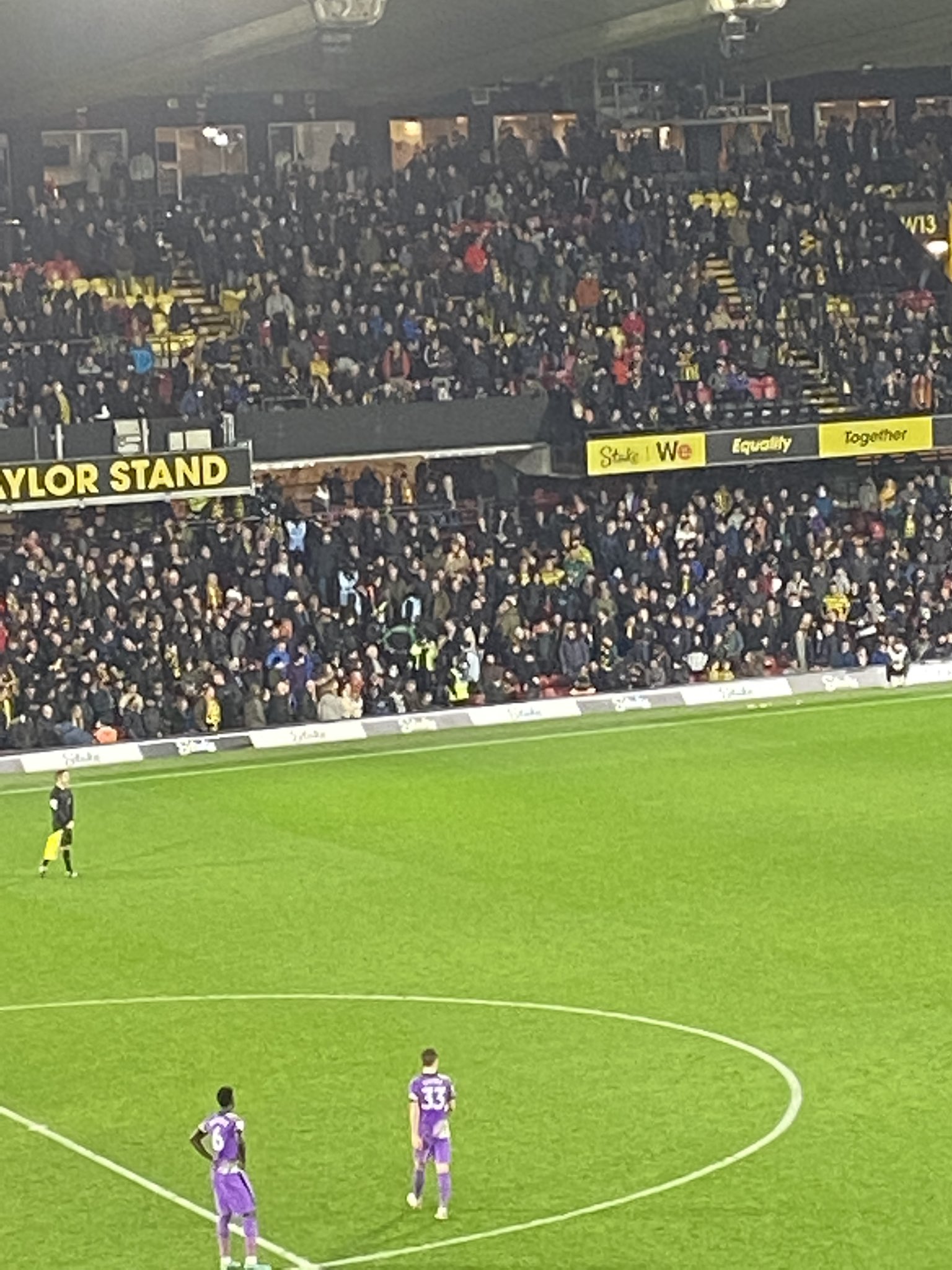 توقف‌بازی به خاطر حال بد هوادار/عکس