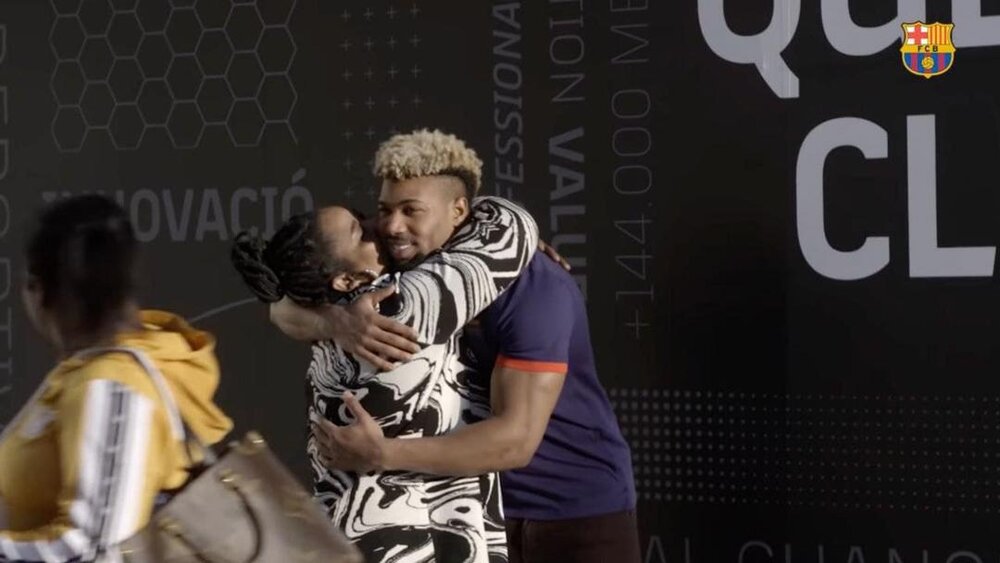 خوشحالی جالب مادر آقای فوتبالیست از پیوستن پسرش به بارسلونا/عکس 