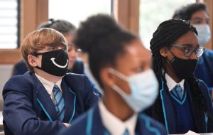 دانش‌آموزان انگلیسی با ماسک، سرِ کلاس‌ حاضر می‌شوند