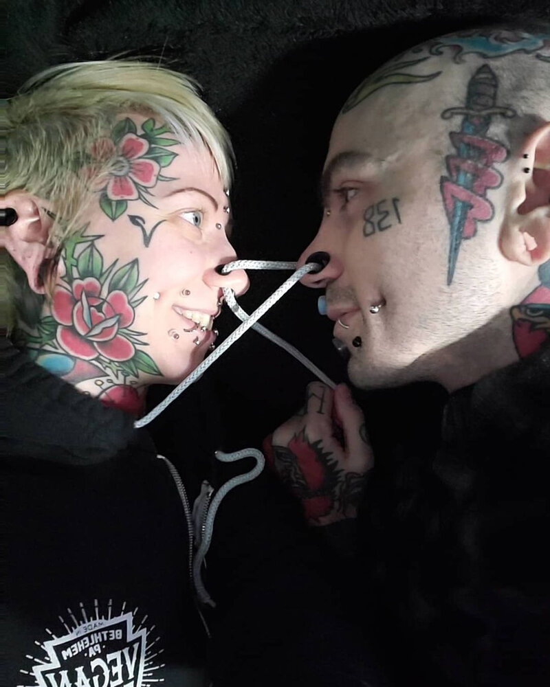 زوجی که به نشانه عشق بینی خود را به هم دوختند/ عکس