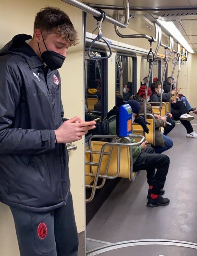 شیوه بامزه دروازه‌بان ذخیره میلان برای بازگشت به خانه/عکس