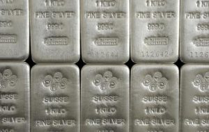 طلا برای شکستن به عنوان نقره پیشرو است