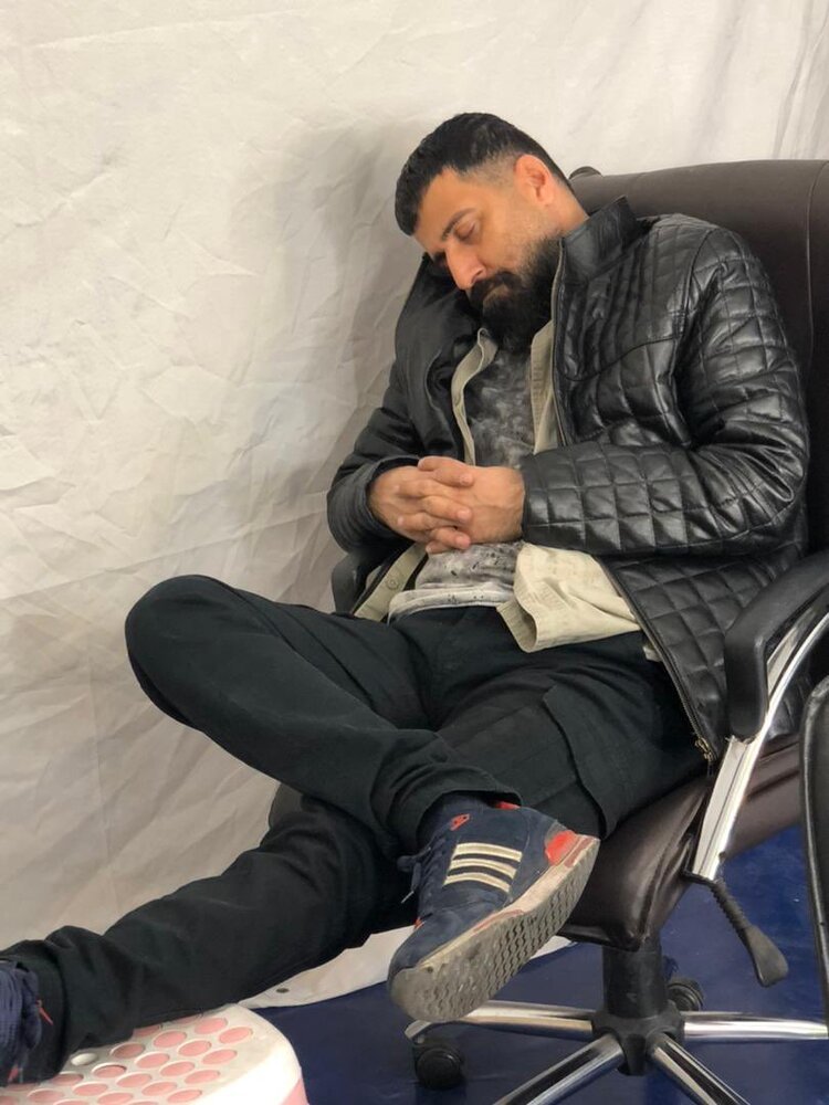 عکسِ هومن حاجی‌عبداللهی با ژست کارتن خوابی