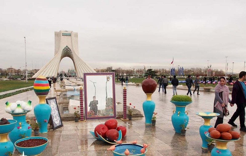تزئین سفره هفت سین مقابل میدان آزادی تهران 