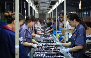 فعالیت کارخانه ژان چین در حالی که قرنطینه‌های کووید درگیر شده است، قرارداد می‌بندد