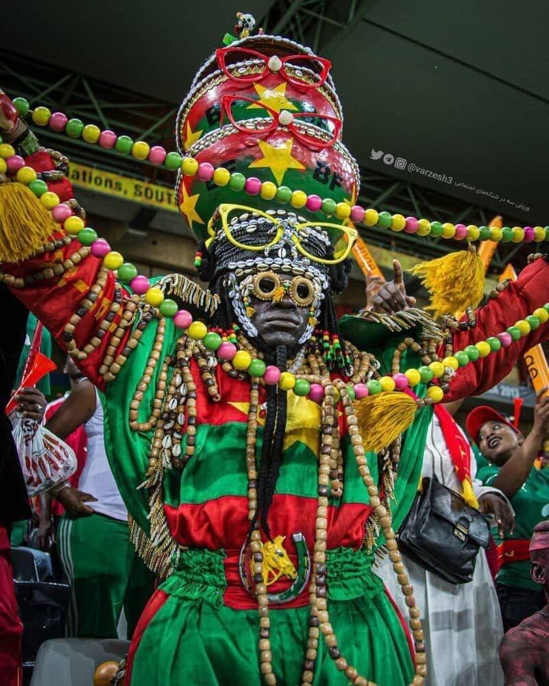 لباس عجیب هوادار آفریقایی در جام ملت‌ها/عکس