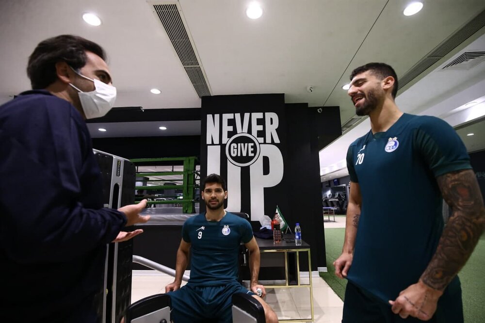 مدافع جنجالی استقلال، بی‌حاشیه شد/عکس  