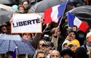 معترضان ضد وکس به مکرون فرانسوی می‌گویند: «ما تو را عصبانی می‌کنیم».