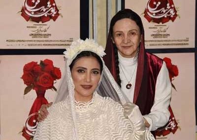 مونا فرجاد با لباس عروس به کمک گلاب آدینه شتافت/ عکس