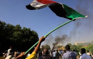 نیروهای امنیتی سودان به سوی معترضان ضد کودتا گاز اشک آور شلیک کردند