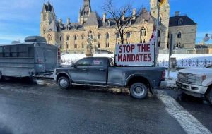 هزاران نفر در اتاوا علیه قوانین واکسن کانادا دست به تظاهرات مسالمت آمیز زدند هزاران نفر در اتاوا علیه قوانین واکسن کانادا دست به تظاهرات مسالمت آمیز زدند