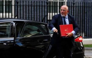 وزیر بریتانیا می گوید کاهش دوره ایزوله کووید به کارگران کمک می کند