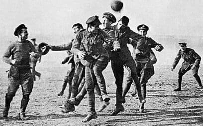 وقتی توپ فوتبال، جای گلوله را گرفت/عکس