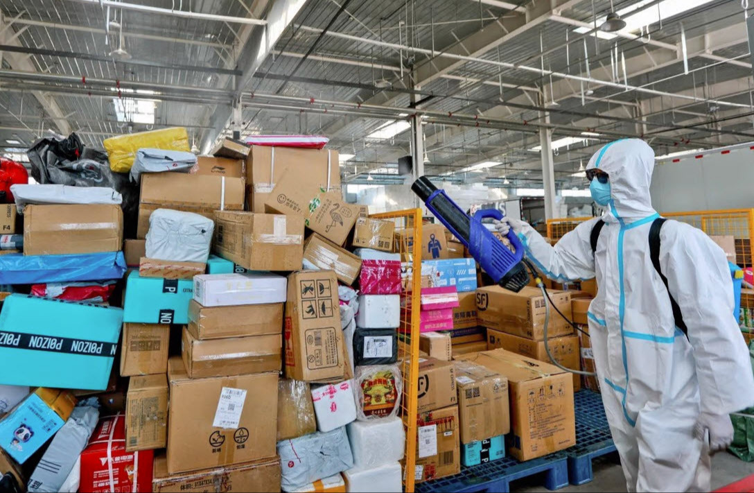 چین در حال ضد عفونی کردن نامه ها