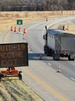 کانادا در برابر فشار برای حذف واکسن برای کامیون داران فرامرزی مقاومت می کند