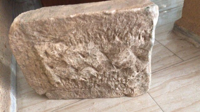 کشف سنگ قبر ۳۰۰ ساله در میناب بعد از بارندگی